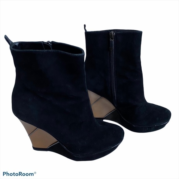 B Makowsky booties black suede size 7.5 wood heel Platform shoes - Picture 1 of 14